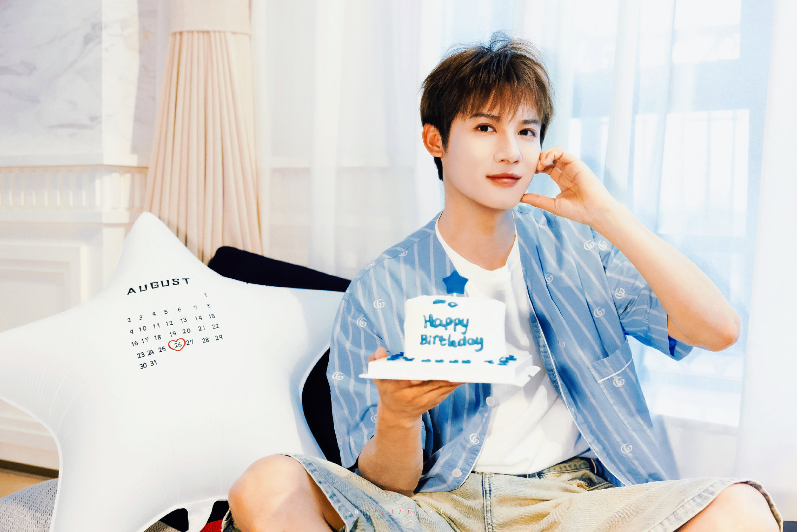 #郑业成0826生日快乐# 

做一颗蓝色的星，不是最亮，但一直在。

无垠的夜空里，你安静地、坚定地，闪烁自己。

愿所有奔赴都有回响，所有期待都如愿。



#戏梦人生郑业成生日见面会# ​