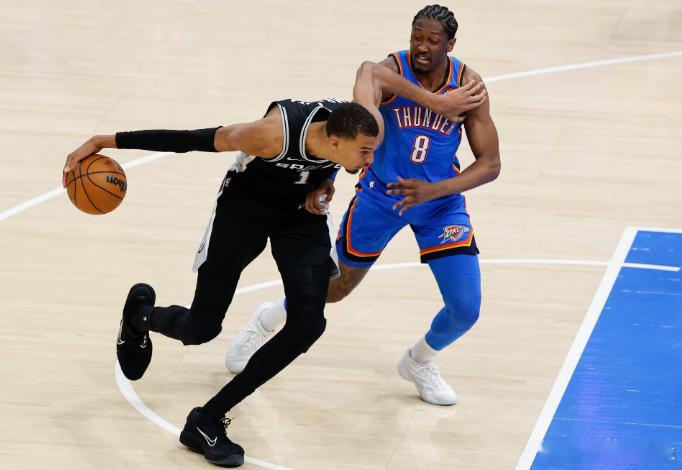 5月21日讯 NBA季后赛西部决赛G2，雷霆122-113击败马刺，大...