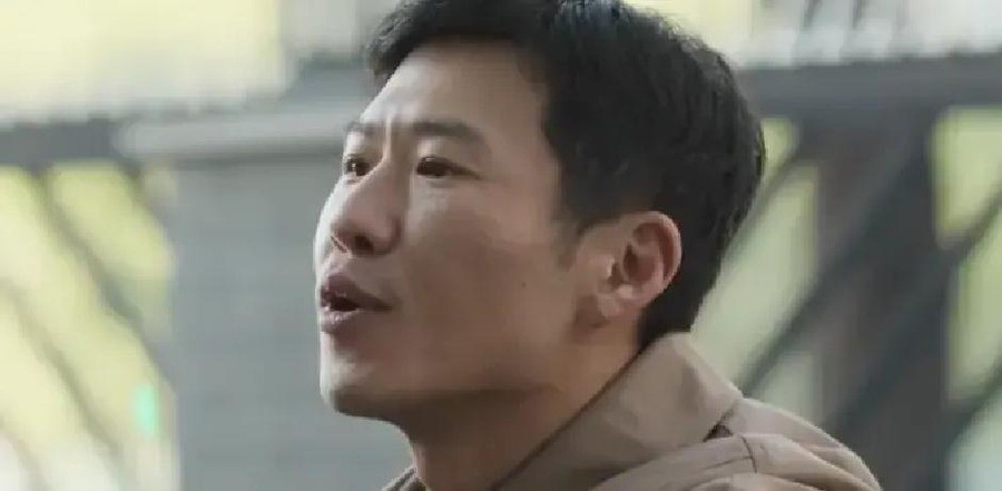 金鹰奖砍掉人气奖清退150万刷票，宋佳于和伟拿奖没争议，但《小巷人家》三项提名全落空，观众不干了
一部收视与口碑双双炸裂的年代剧，带着最佳电视剧、最佳女主角、最佳女配角三项提名走进长沙颁奖礼，最终颗粒无收，连八部优秀电视剧的名单都没挤进去。而另一边，一位出道二十三年、演过《闯关东》《红高粱》的老演员