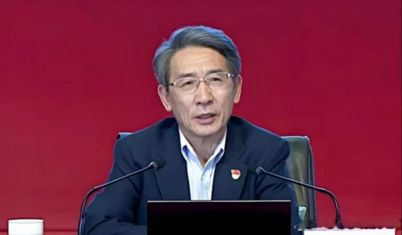 薛其坤今年确实在诺奖预测榜上挂得挺高，但有个事得先说清楚：热门不等于会中。[不愧是你]

  他凭的是2012年那个“量子反常霍尔效应”的实验观测。简单说，普通量子霍尔效应得靠十几万高斯的强磁场才能让电子“分道行驶”，薛其坤的团队做到了零磁场条件下让电子自己跑高速。杨振宁当年直接给了句“这 ​