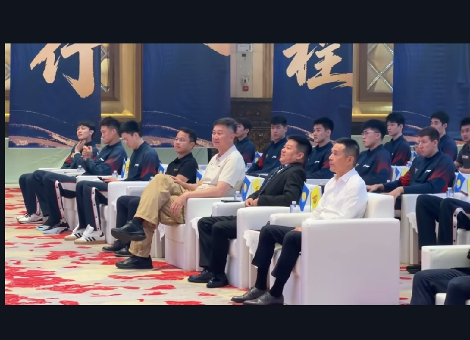 杜锋没当主教练，倒成了总教练，这信号够直白。10月12日下午宏远酒店出征仪式，老板陈海涛亲自坐镇，当场两件事拍板：胡明轩继续当队长，徐杰副队，周鹏什么职务都没有。地板换了新的，外援也换了一轮，弗格、阿祖布克都弄来了。杜锋在底下跟队员挨个拍肩，对着受伤的萨姆纳也没冷场。新教练亚科夫列维奇话不多，就一句