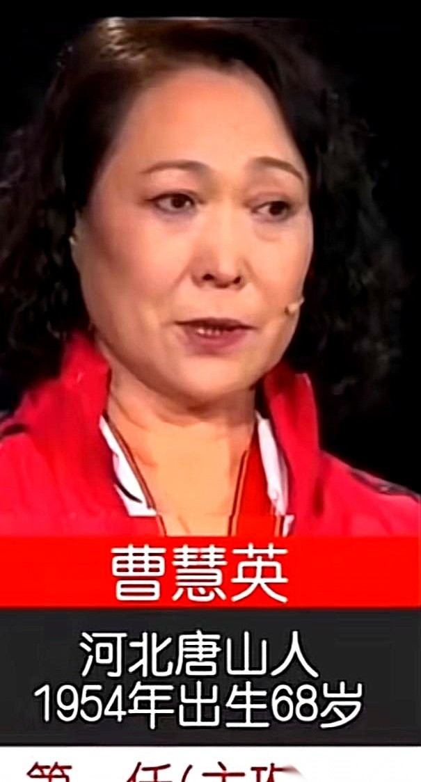 网上刚刚盘点了一份中国女排历史上的18任队长名单。
从第一代的曹慧英、孙晋芳，到郎平、张蓉芳，再到后来的冯坤、惠若琪、朱婷和袁心玥。
但在排球场上，“队长”这两个字根本不是什么论资排辈的荣誉奖状，它是一张随时要挺身而出扛炸药包的生死状。
己方扣球连续出界，年轻队员低着头死死盯着鞋尖，网对面的对手正抱
