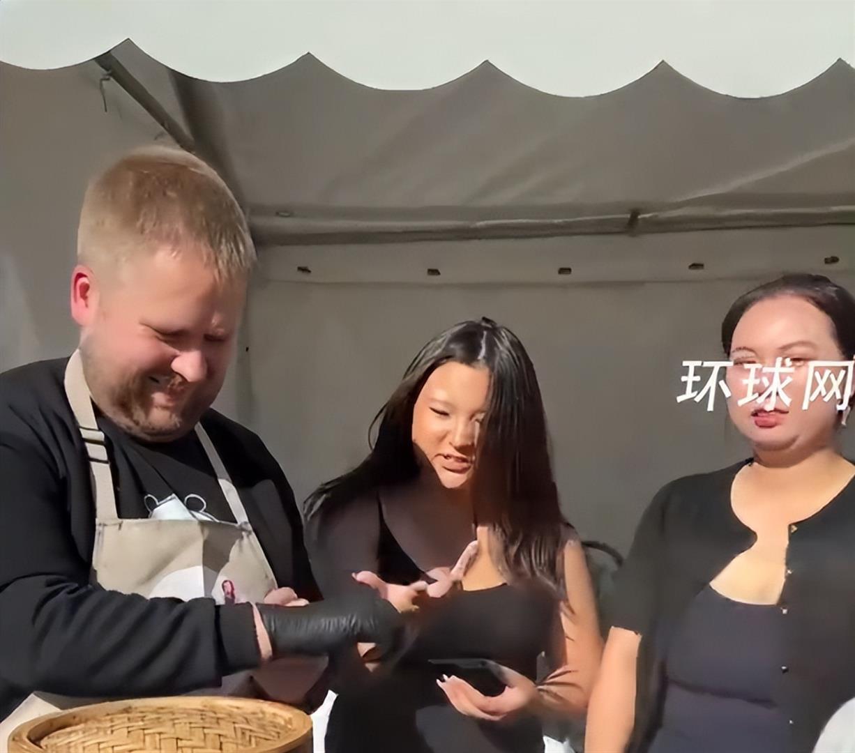 刷屏全网！丹麦小伙摆摊卖中国包子，一天狂赚5万，老外排队抢着买。


 
谁也没想到，征服欧洲市场、让老外疯狂追捧的顶级美食，不是高端西餐，不是昂贵甜点，而是咱们中国人最家常、最朴素的白面包子。
 
最近全网刷屏一个真实名场面：丹麦一场中国文化节上，现场彻底火爆出圈。一位丹麦小伙摆摊卖中式包子，摊位