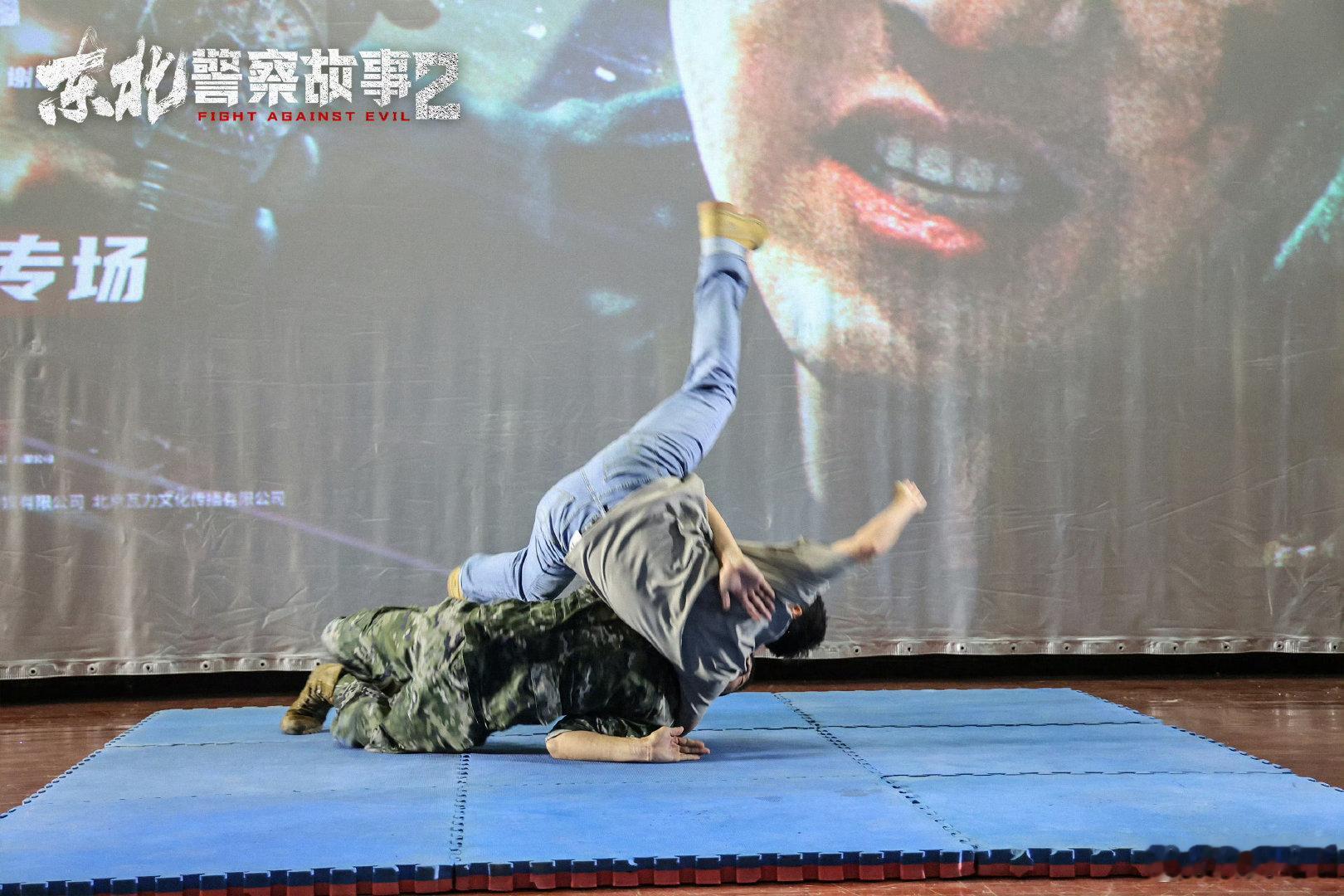 #演员谢苗[超话]#  脑袋砸核桃 ​