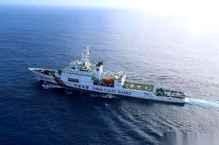 2026年9月18日，菲律宾3015号船在仙宾礁附近海域跟中国海警艇结结实实撞上了。
就在9月17日，这艘船刚在半月礁浅水区搁了浅，是菲律宾海岸警卫队派船协助才拉出来的。
菲律宾国防部长特奥多罗正拉着国家安全顾问和国家海事委员会商量下一步的应对措施。
看菲律宾自己放出来的照片，3015号船这回折腾得