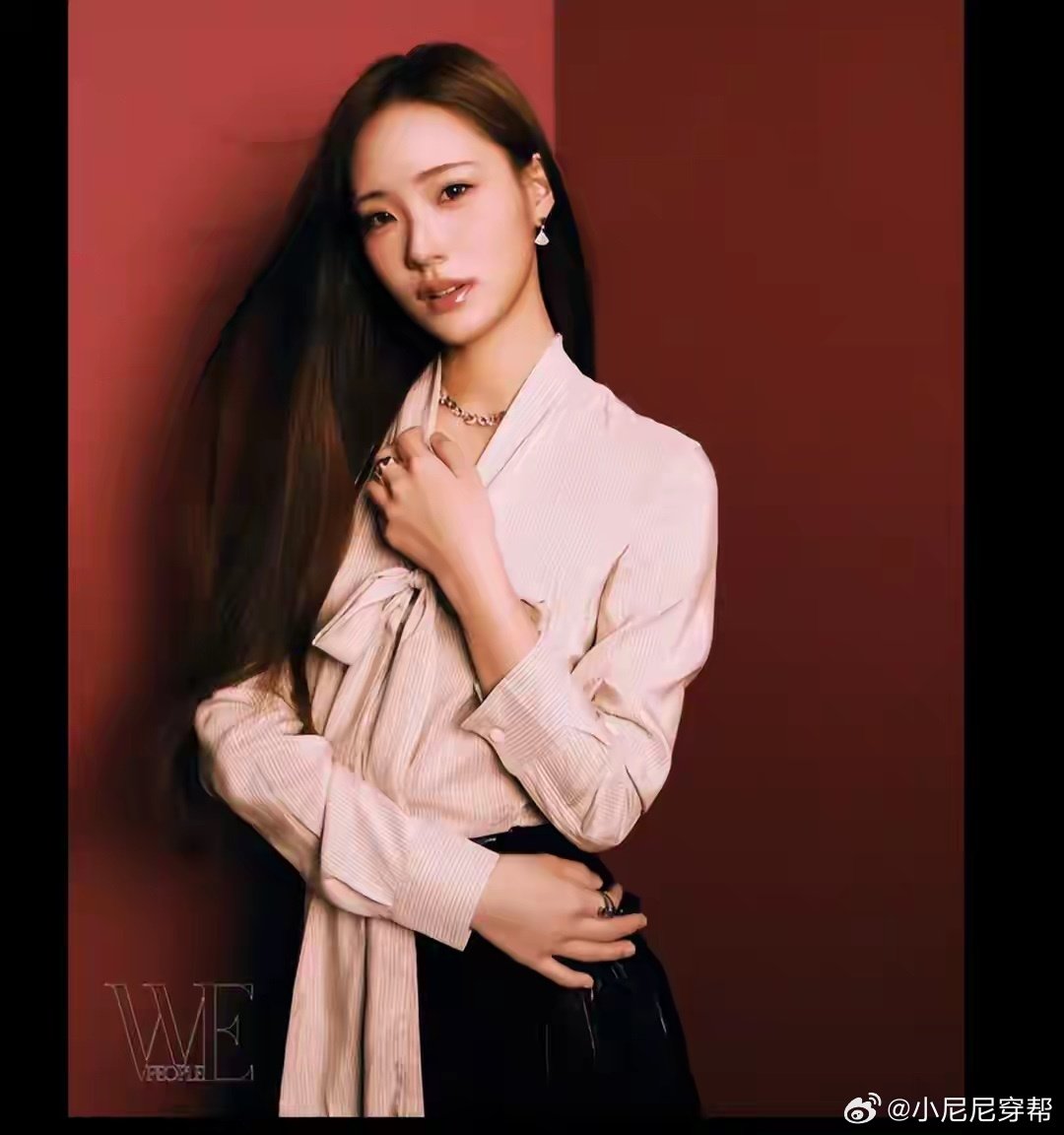 小s女儿新杂志大片，许劭恩上演最新杂志大片，又美又飒，时尚感十足！ ​
