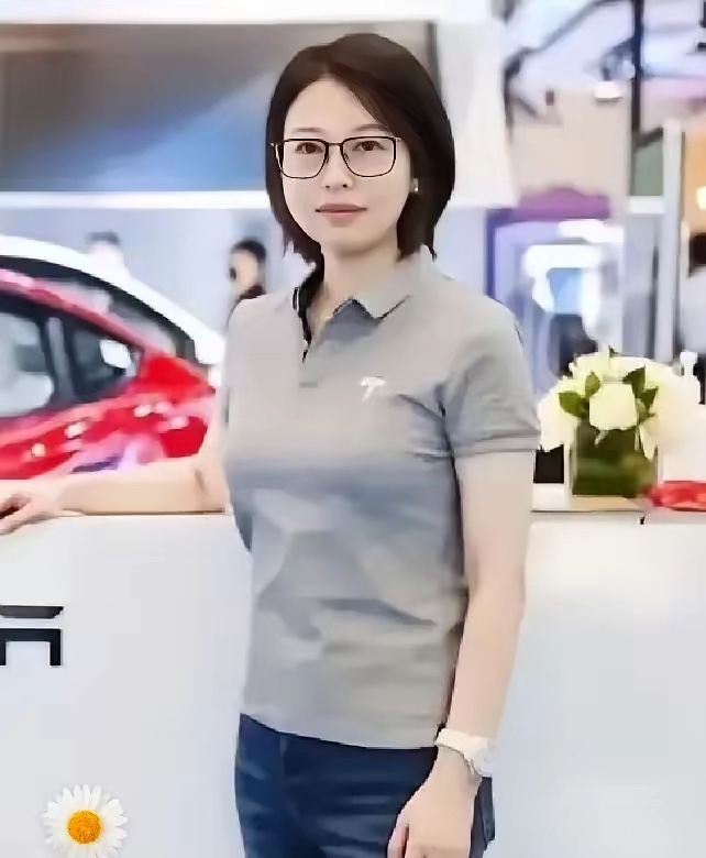 雷军又从特斯拉挖来一员大将，还是位美女高管！原特斯拉中国区总经理孔艳双，正式入职小米汽车。直接接替李晓锐，全权负责小米汽车销售。这则消息，无疑给本就火热的新能源汽车圈再添一把火。

很多人第一眼只盯着“美女高管”这个标签，当成普通人事八卦看。业内真正懂行的都清楚，这次挖角精准到了骨头里，瞄准的不是流