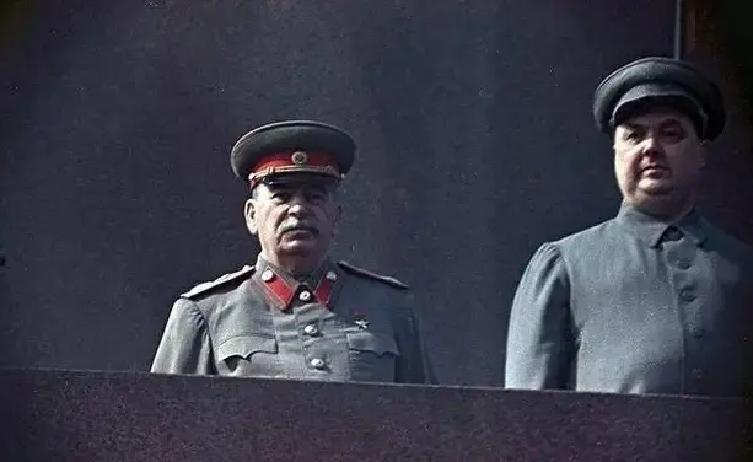 传说斯大林去世不久，赫鲁晓夫在苏共大会上做长篇报告，公开批评斯大林。有人从下面递上来纸条。赫鲁晓夫打开看，当众读了纸条上的内容，大意是说：你今天在这里批评斯大林，当初你在哪里？赫鲁晓夫说：请写纸条的同志站起来。结果场上鸦雀无声，没有人敢站出来。于是，赫鲁晓夫微笑着说：我当初和你一样。
 
会场里更静
