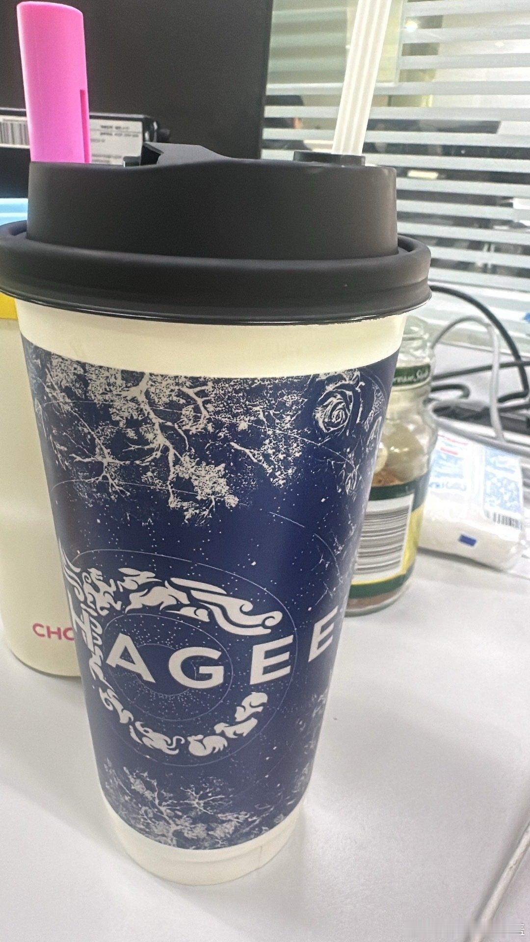 霸王茶姬
小程序兑了免配送费的券还不如某团平台直接点呢。浪费了我的积分！ ​