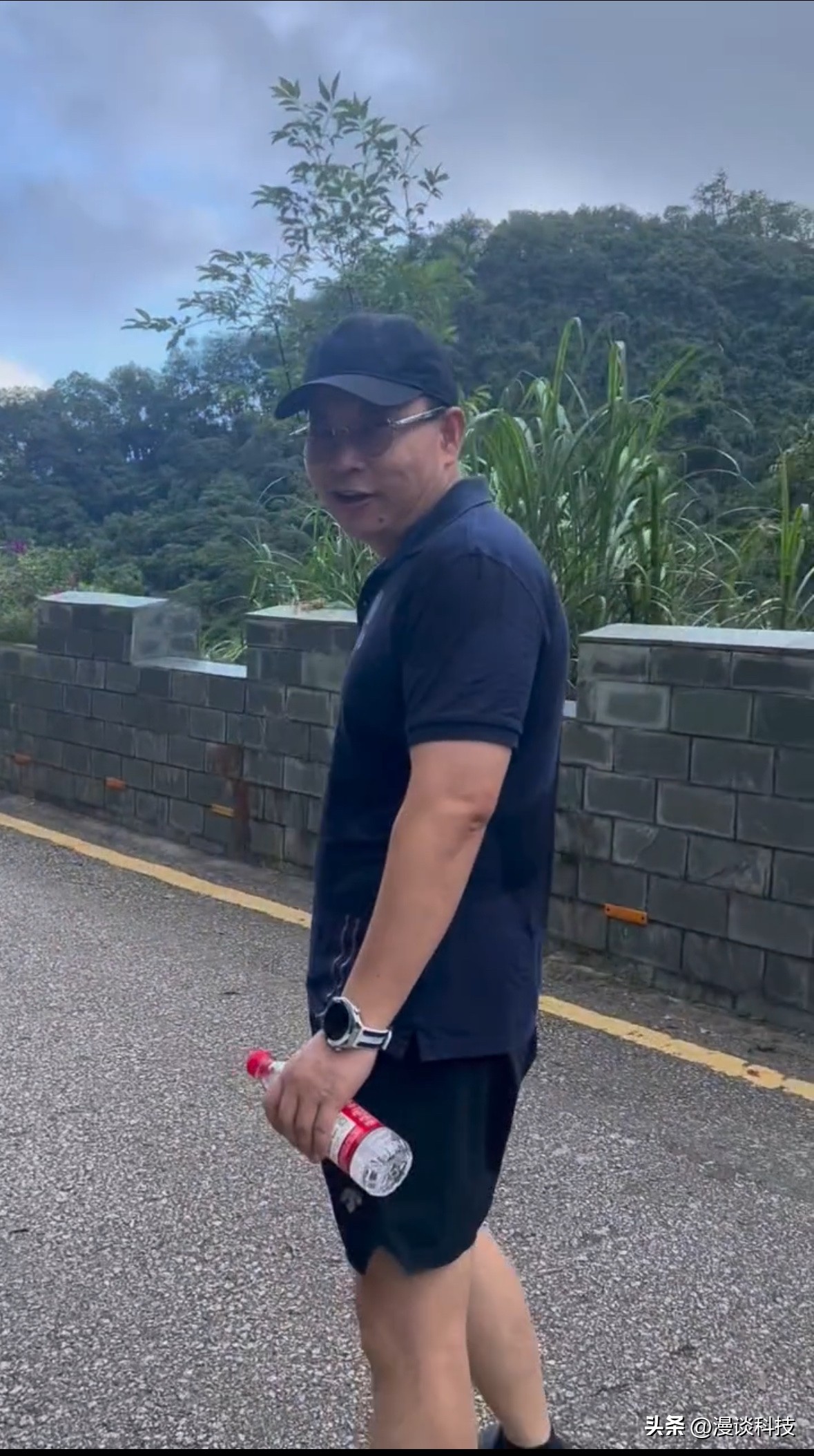 2020年10月22日，在华为Mate40系列发布会上，余承东多次用...