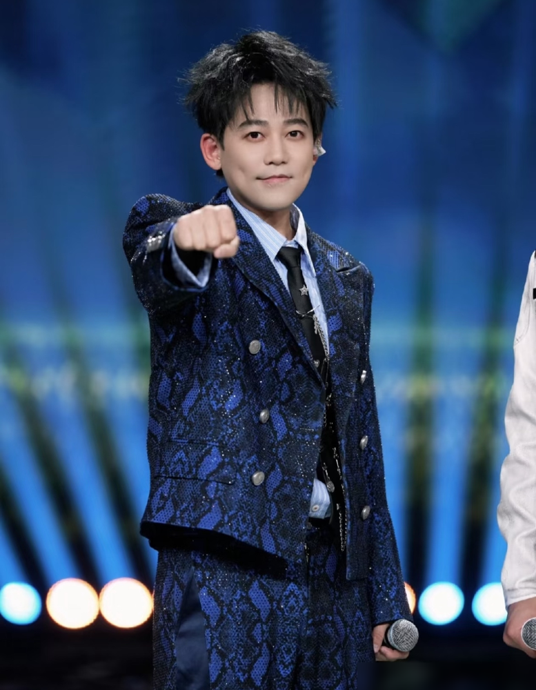 何炅念错词，苏醒下一秒就接上了，连个磕巴都没打。
8月8日《歌手2026》直播，何炅误念了提词器上苏醒的词。老何反应也快，轻拍苏醒后背，苏醒直接无缝衔接下一句，观众愣是没看出来。
事后苏醒发长文承认，早年上《一呼百应》全靠何炅兜底，现在终于能替老何扛事了。
其实苏醒2025年就考下了播音主持A