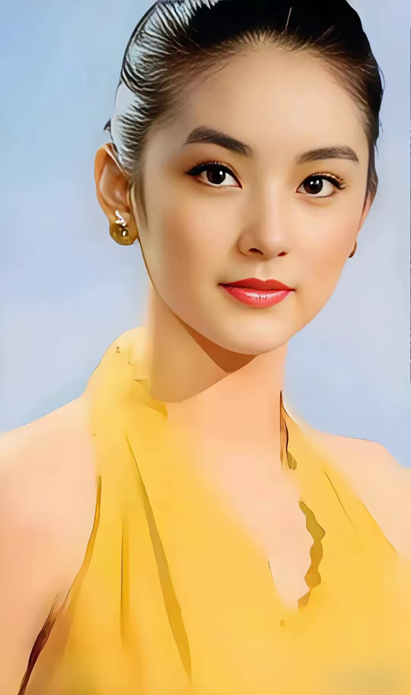 李少红原本定的是宋丹丹演老年太平，妆都做了，结果开机前黄了。理由特直白，宋丹丹和陈红俩人站一块，不像一个人，观众得跳戏。
陈凯歌看完剧本，转头就把刚生完孩子、一身浮肿的陈红推了过去。李少红一看，就她了，那股富贵温润的劲儿，别人学不来。
最后宋丹丹自己先撤了，陈红一人从少女硬演到老太，老年戏从十四