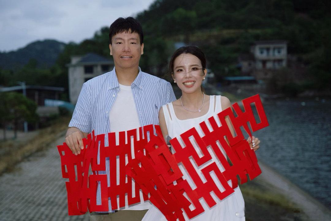 订完婚第二天
两个人准备自驾去景德镇，结果因为中途在衢州吃得太饱，在离江西界几公里的高速上我在副驾昏睡过去了，dmh也犯困直接蹭到了高速护栏上.....小拉的主驾门打不开了，还好当时前后左右都没车，俩人也都没事，小拉也只是小伤，能正常驾驶，但是真是越想越后怕。
交警处理完决定改道返程衢州和 ​