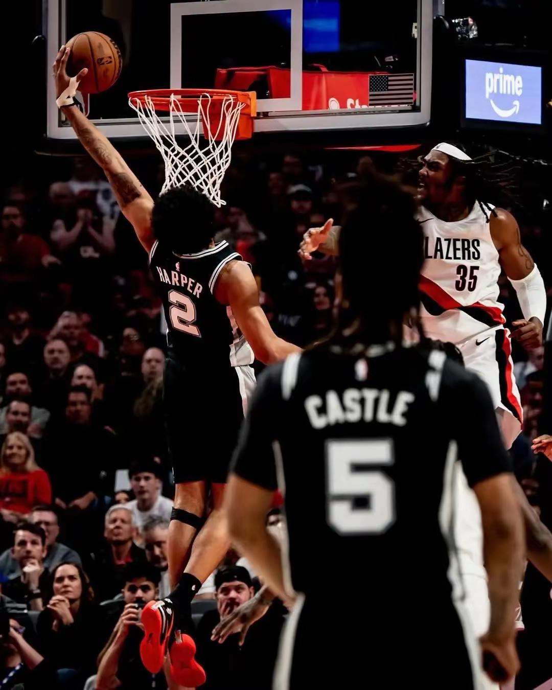 季后赛第三场，文班亚马缺阵，马刺逆转开拓者120:108获胜，卡斯尔...