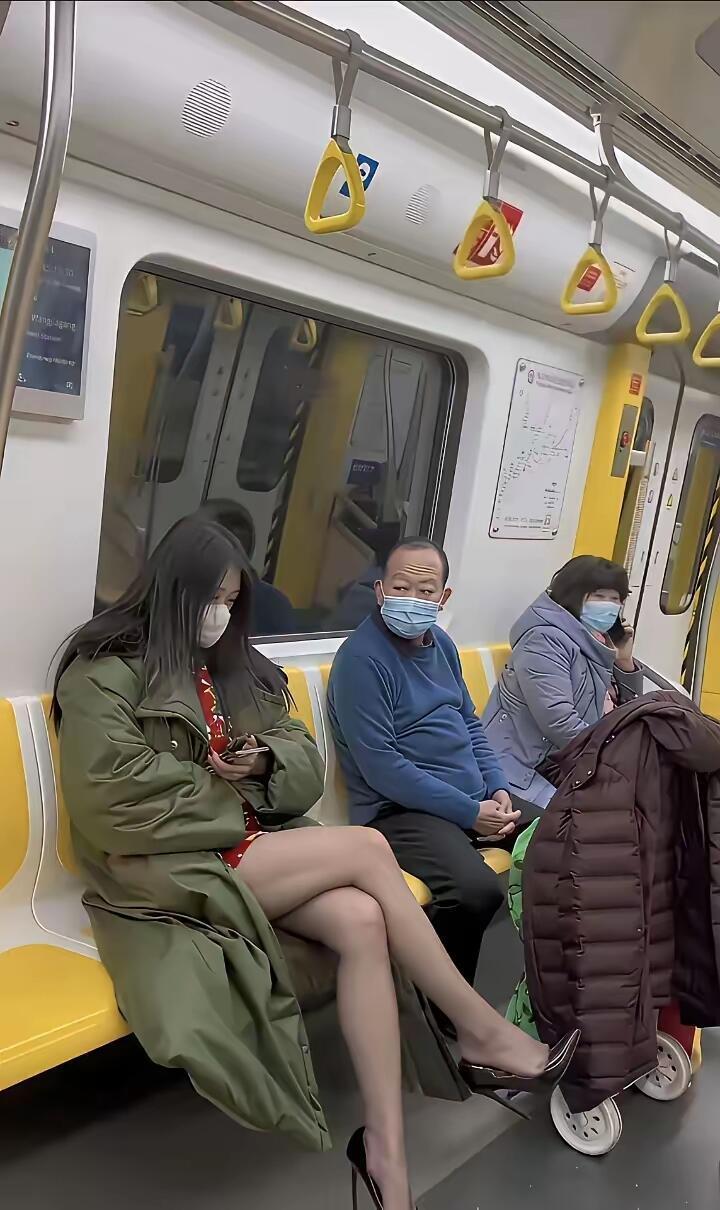 地铁上这位美女的穿搭，真是让人摸不到季节