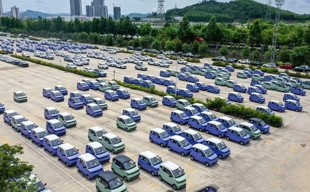 福特年亏51亿、通用砍掉30款车！欧美弃车，中国为何死磕到底？
      欧美集体“退赛”电动车？别被表象骗了，这场牌局才刚开始
奔驰说不玩了，苹果砍了项目，福特亏得肉疼，通用的电动车计划一推再推。于是不少人开始嘀咕：是不是全世界都看明白了，就咱们还在新能源这条路上闷头狂奔？
真不是这么回事。
先
