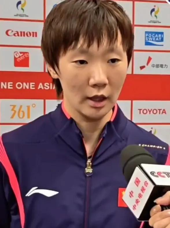 你还记得那天名古屋亚运会乒乓球女团决赛的第五局吗？2026年9月24日，中国队对阵日本队，王曼昱在决胜局一度4-7落后，眼看就要被张本美和拿下，谁能想到她最终竟然12-10极限逆转！赛后采访时，曼昱第一时间提到了莎莎，是局间休息时莎莎主动凑过来，给了她关键建议。
那场比赛曼昱打得有多艰难？每一分都得