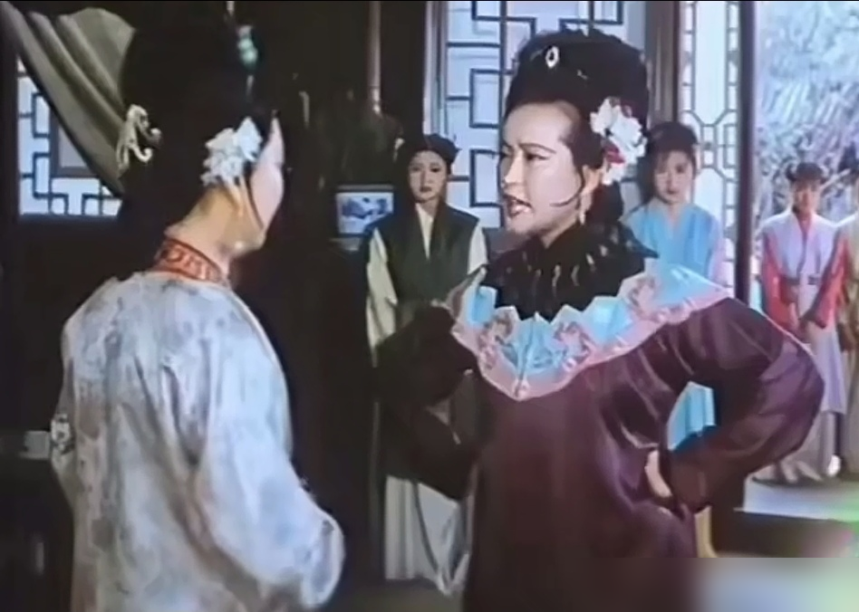 刘晓庆当年演王熙凤，拍完一场戏就拉着人问：我跟那谁比，怎么样？
87版邓婕先播，全国都认那张脸。刘晓庆后拍电影版，片酬最高，压力也最大。这边《红楼梦》还没杀青，那边又扎进《春桃》剧组，俩剧组来回跑，人累得脱相。
她演得卖力，瞪眼、撇嘴、甩帕子，全是狠劲儿。可观众不买账，说像泼妇骂街，少了国公府少