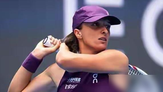 6-1、6-4，斯瓦泰克又赢了，顺手把职业生涯第150场WTA1000胜利揣兜里。
武汉这站，她先送走同胞弗莱彻，再干掉克鲁格，赛季第40胜到手。连续五个赛季，每年至少赢40场，这稳定性搁女子网坛就是印钞机。
但你知道她赛后说啥？说2026是她最难的一年，最大的收获是终于明白“没有什么是轻而易举