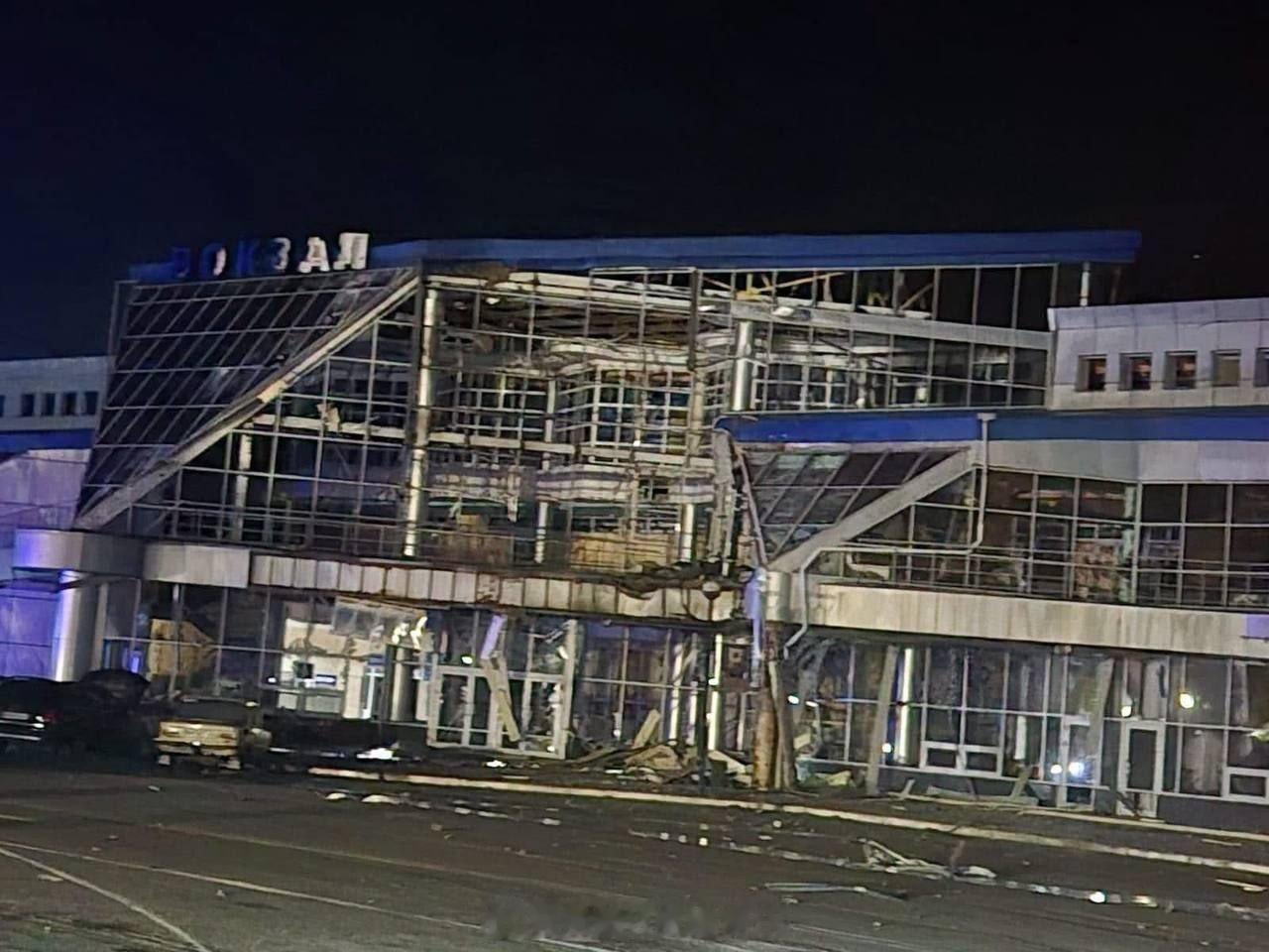据乌克兰铁路公司消息，俄罗斯使用弹道导弹袭击了基辅市达尔尼察区的一处铁路设施，造成一名工头遇难。敖德萨铁路也在袭击中成为目标。在罗兹迪尔纳，车站大楼遭到严重破坏。 ​