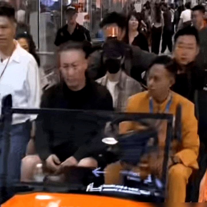 王一博在吉隆坡机场被拍到“自带圣光”，直接把全网给看乐了。

生图里他表情呆滞，脑袋上却像直挺挺插了根亮着的灯管。没有任何特效加持，纯粹是机场顶灯、抓拍机位和角度全赶在了一起。更绝的是后头刚好开过一辆橙色摆渡车，车顶黄灯一闪一闪，当场坐实了这个神级视觉错位。

据说王一博瞅见那辆摆渡车时，自己都无奈