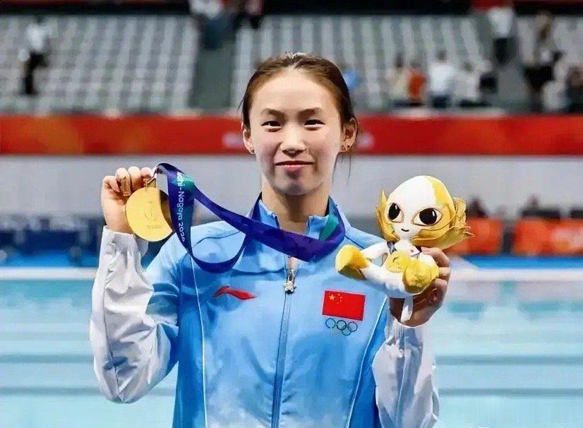 事实其实已经很明显了：当初的三小只（张家齐、陈芋汐和全红婵），都是很有天赋的，但不同的家庭出身造成了如今各自的现状。陈是运动世家的孩子，家庭条件是三小只里最好的，可以心无旁骛的冲刺自身的事业；而家齐和小全的家庭情况大众现在也看得清清楚楚，起点压力和身上的责任是完全不一样的……不管 ​