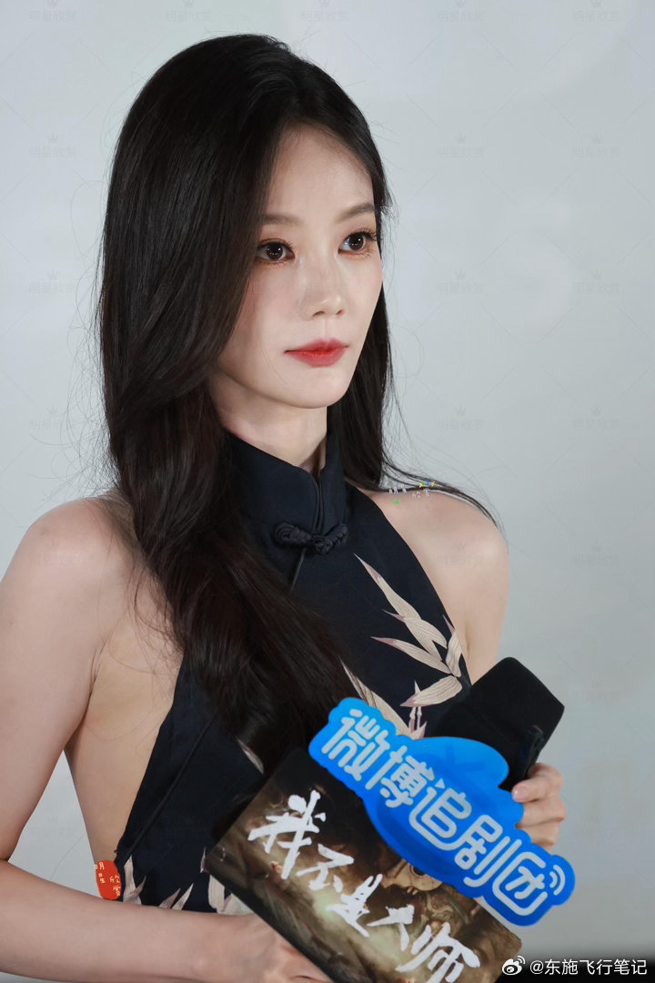 #李一桐闪身步##李一桐跳闪身步#
追剧团惊喜舞台！李一桐跳起闪身步，侧闪移步一气呵成，多年舞蹈功底尽显。端庄旗袍遇上魔性热门舞步，反差萌拉满，流畅的动作让人目不转睛。 ​