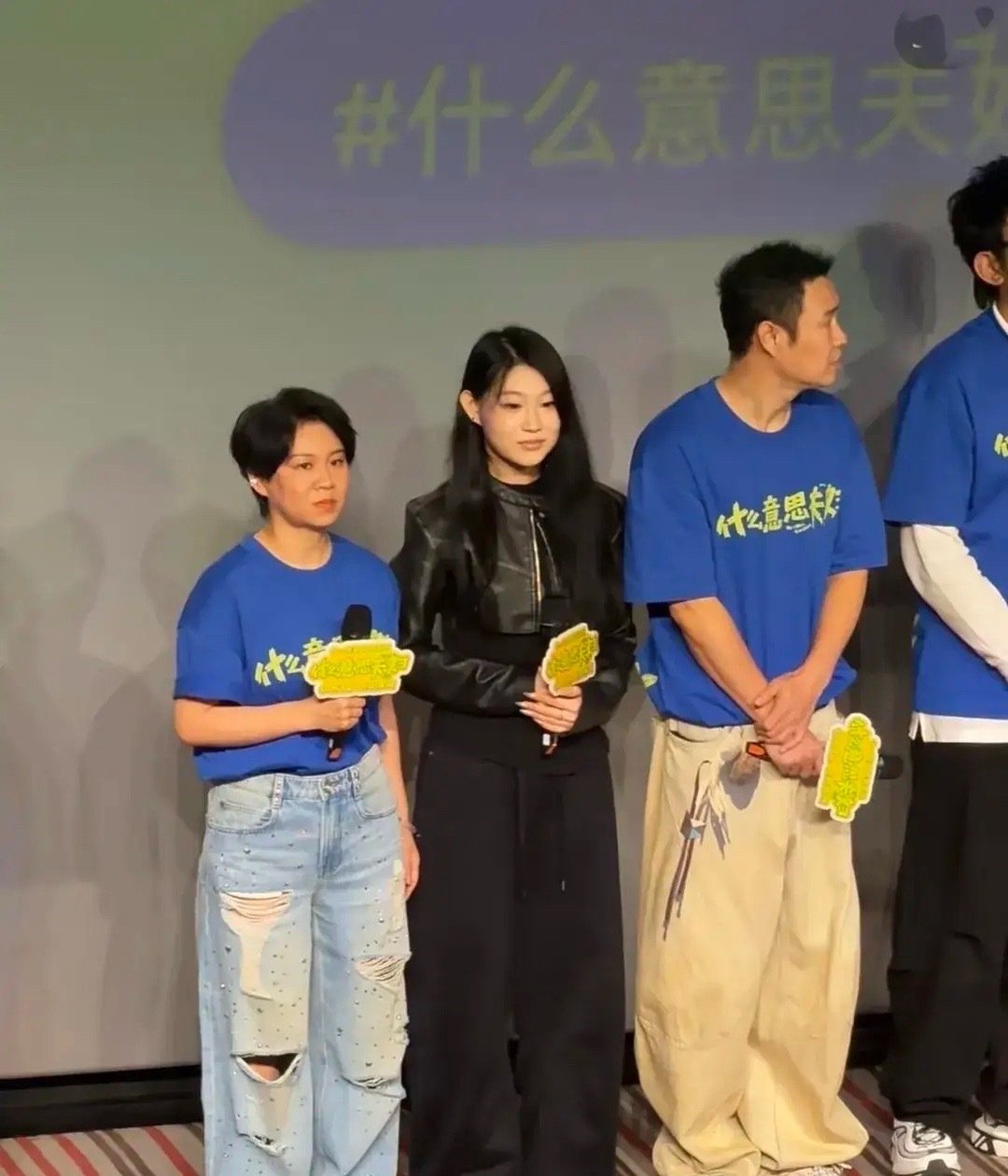 小沈阳夫妇宣传新电影，特意带着女儿沈佳润到场宣传，看了她的照片，小女娘的一双耳朵长得可真好，耳高于眉，有福相。 ​
