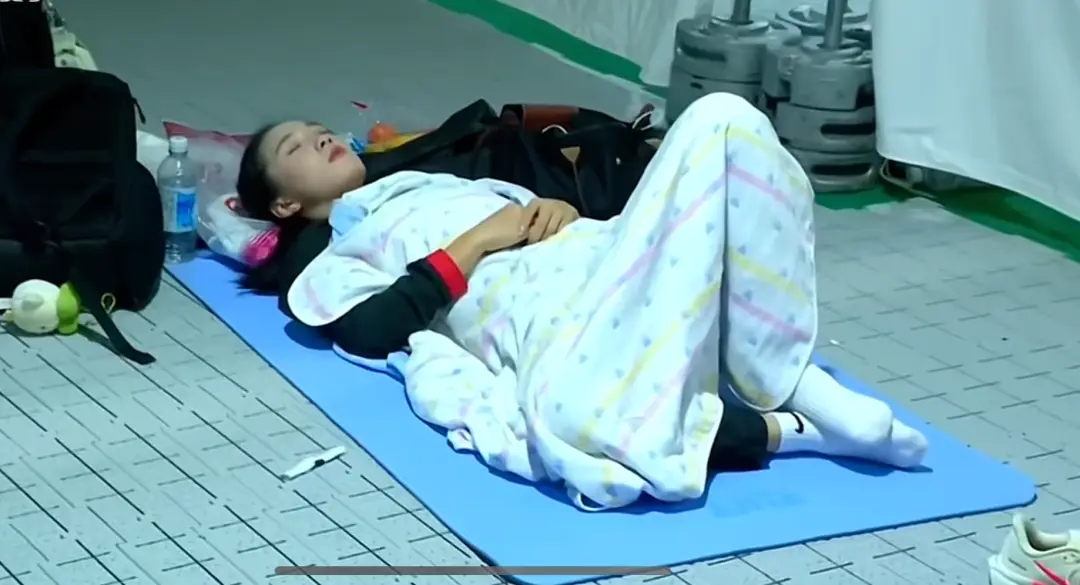17岁的陈妤颉赛前居然打地铺睡觉，睡醒上场就破赛会纪录拿金牌，她又一次用最松弛的姿态，跑出了最炸裂的成绩。
 
9月25日的名古屋亚运会女子百米决赛，中国小将陈妤颉全程保持领先，最终以11秒06的成绩撞线，不仅稳稳拿下金牌，还将该项目的亚运会纪录提升了0.09秒。
 
原本中国队在这个项目上是双保险