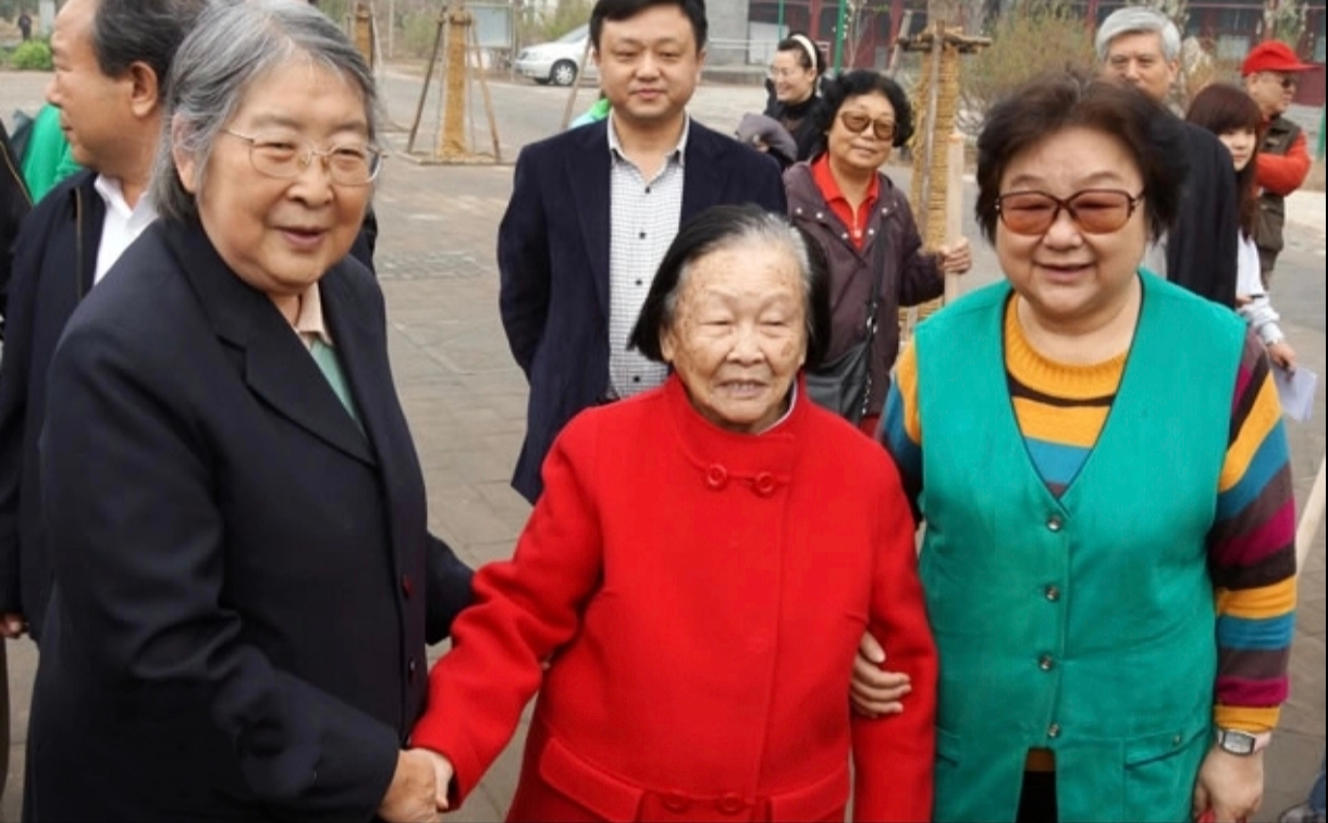 李敏和百岁女红军王定国合影。王定国是谢觉哉的夫人，他们曾有一件遗憾事，1937年
