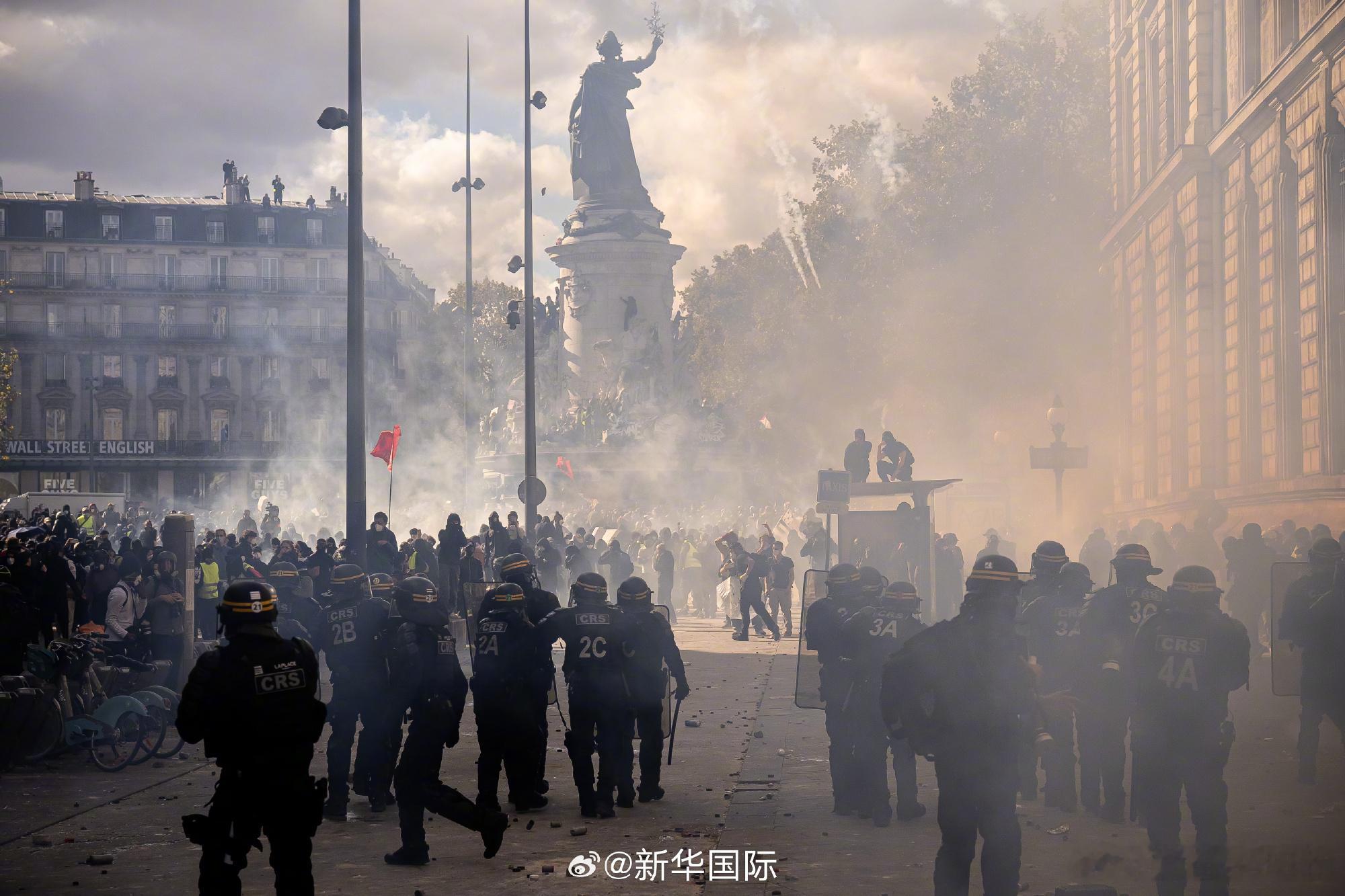 #法国民众这次真急了#
当地时间10月17日，法国爆发近年破坏力最强的全国抗议示威。法国内政部统计，当天全法约55万人走上街头，工会统计数字则为80万人，民众核心诉求是抗议生活成本上涨、公共服务持续缩水，根源在于政府推进2027财政预算增收节支方案，叠加长期公共债务压力、外部能源危机带来的民生 ​