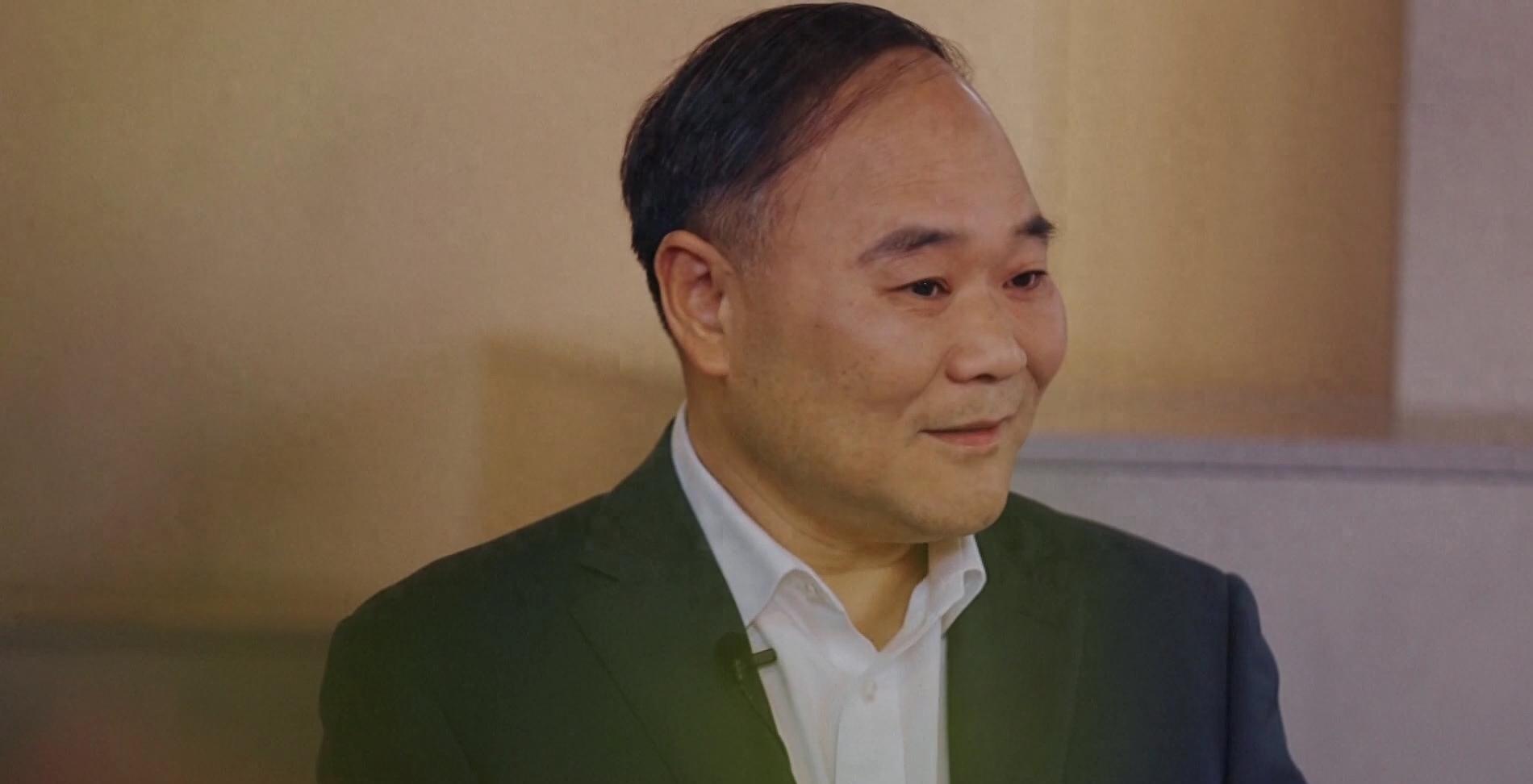 李书福卸任吉利汽车董事会主席，但他并没有真正离开
8月18日起，李书福不再是吉利汽车控股有限公司的董事会主席了。 
消息是8月17日放出来的。 吉利汽车发了一则管理层调整公告，措辞很官方，说是“根据公司治理要求和干部梯队建设规划，进一步完善职业经理人授权经营机制”。 这句话说白了就是：上市公司这一摊