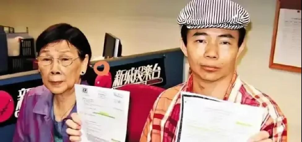梅艳芳102岁的老母亲在香港铜锣湾咽下最后一口气，那份纠缠了23年的天价遗产账单终于彻底曝光

粗粗一算真让人倒吸一口凉气，23年来，信托基金光是给老太太拨过去的养老生活费就高达3200万港币，可更荒诞的是，这娘俩为了把遗产全部套现打官司，硬生生烧掉了3800万的诉讼费

当年梅艳芳留下千万家底，经