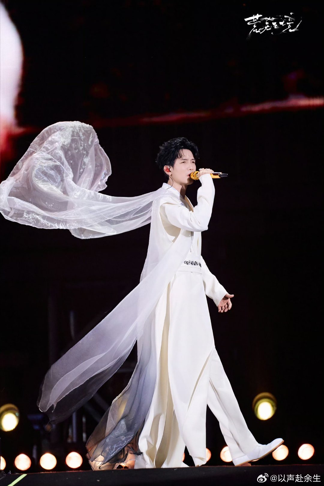 #陈楚生[超话]# 救命！生哥这套古风造型杀疯了白衫飘逸纱袂翻飞又仙又帅！台上一动一静皆是风景颜值气质直接戳中人心苏州这场真的藏满惊喜！ ​