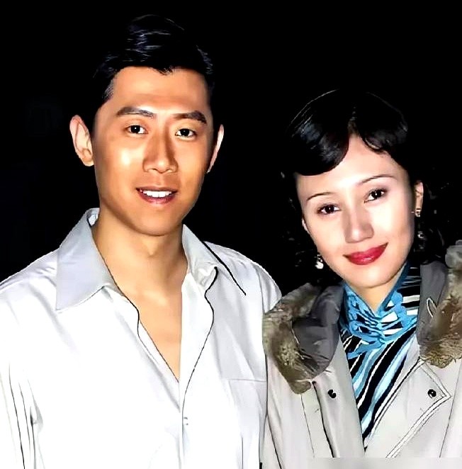 结婚十六年，没有内耗，只有相互支撑。这样的婚姻真实存在吗？

袁泉蛰伏八年，用一部新片杀回来，演技再次封神。而另一边，夏雨却几乎半退休，享受生活。

很多人不知道，他们是彼此的初恋。当年袁泉拍戏受伤，夏雨推掉所有工作，贴身陪护了整整47天。从校服到婚纱，分过手，绕过弯，最后还是那个人。

原来最好的
