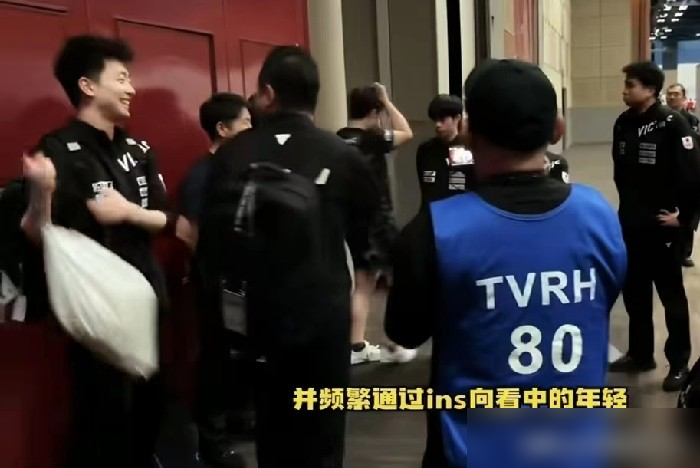 球场上吼得震天响，私底下被曝用年收入一亿日元当诱饵，专挑女主播下手。
《周刊文春》9月30日甩出猛料，说张本智和频繁用交友软件和ins私信搭讪年轻姑娘。自我介绍永远三件套：早稻田在读、年收过亿、出来喝一杯。被指酒品还差，喝多了满嘴脏话，目的性强得很。
反观他比赛时那副拼命三郎的样子，输了球哭得稀