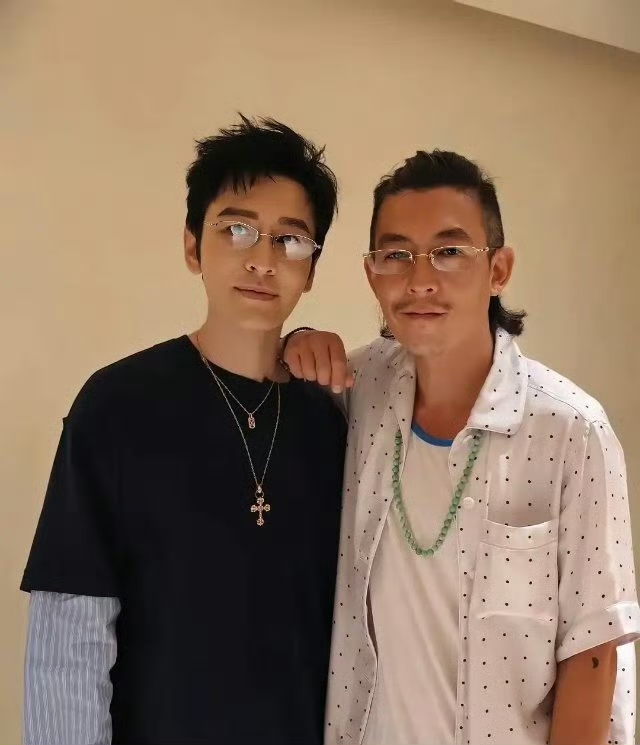 黄晓明太会穿搭打扮了，完全看不出比陈冠希大了三岁。