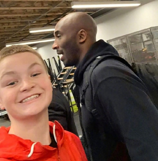 #科比生前最后一张公开照片# 科比（Kobe Bryant）生前最后一次公开露面，是在巴克莱中心停车场与今年的七号秀库明加（Jonathan Kuminga）和他的高中队友们合影。

当时库明加在深夜给科比发了信息，表示这次相遇对他和队友们来说意味着很多。

科比也回复了这位明日之星：我的小兄弟！加油吧！！

科比 ​