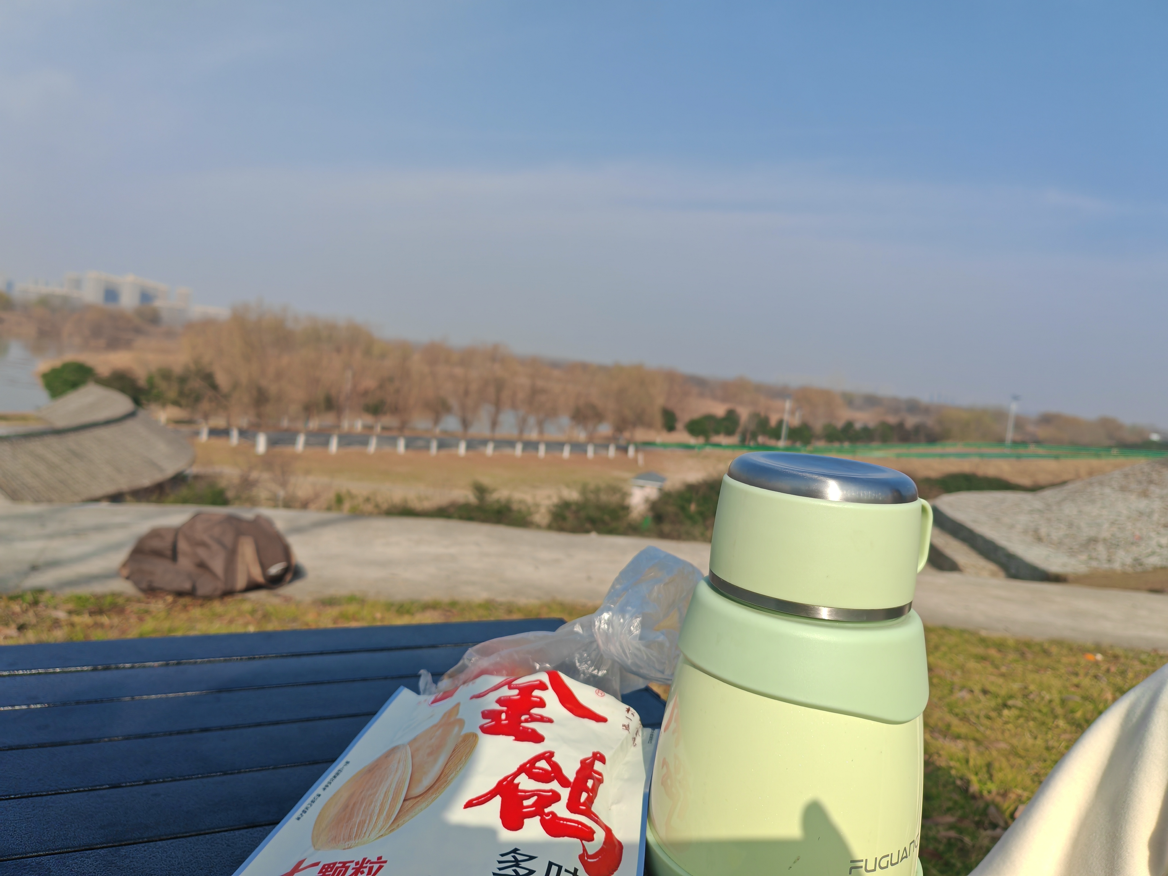 没有诗与远方，也要偶尔偷闲！什么时候能开始我的房车旅行？渭河边偶尔的小憩！