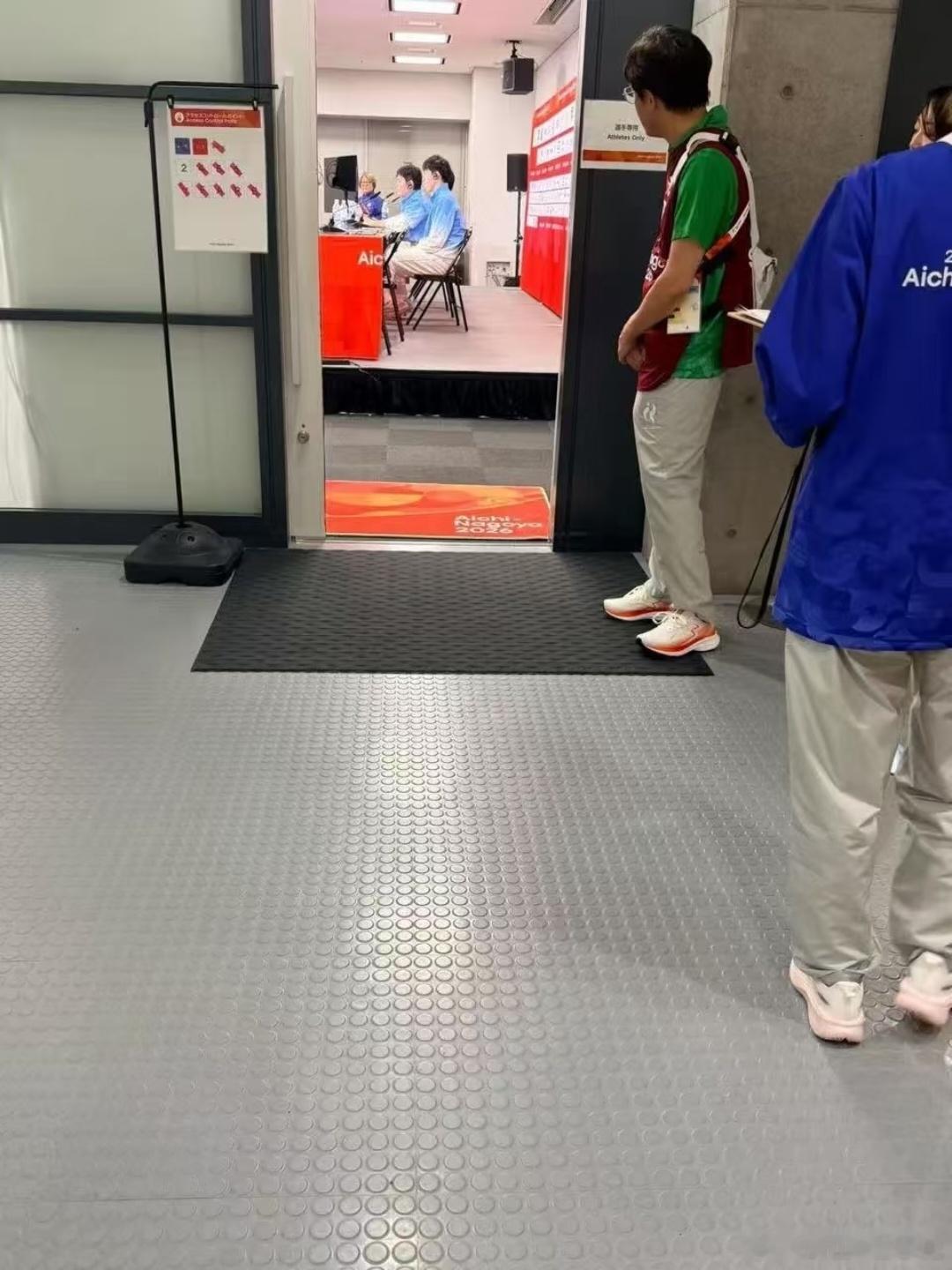 日本办不好比赛能不能别办，教练组协调不好能不能跳日本海，明天早上9点的比赛，现在还在开发布会，回邮轮开车要一个多小时，吃饭、治疗、开会、技战术布置、早上需要提早两个小时到场馆进行热身准备、早上通勤又是一个多小时、王楚钦和林诗栋还被抽中了尿检……3点半能不能睡下还不知道、最晚5点就得 ​