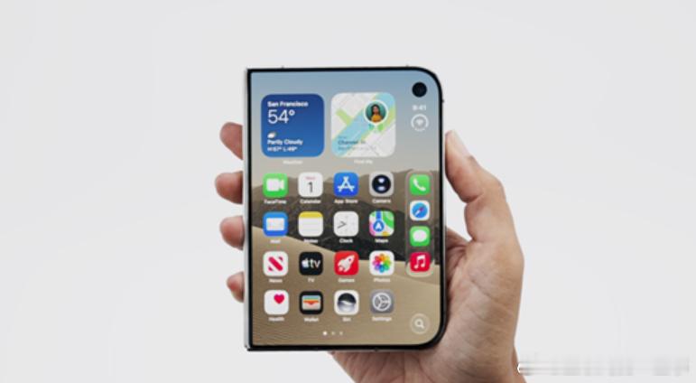 三星最开始将苹果iPhone Duo称为"模拟人生续作"，随后又发出"So far, so same"（不过如此，都见过）！更是放出“等你们热完我们的剩饭再说”，直指苹果在折叠形态和功能上缺乏新意，三星这波是不是有点急眼了吧？

更有意思的是，三星一边疯狂嘲讽抢热度，一边还是苹果折叠屏屏幕的独家供货商，照样赚 ​