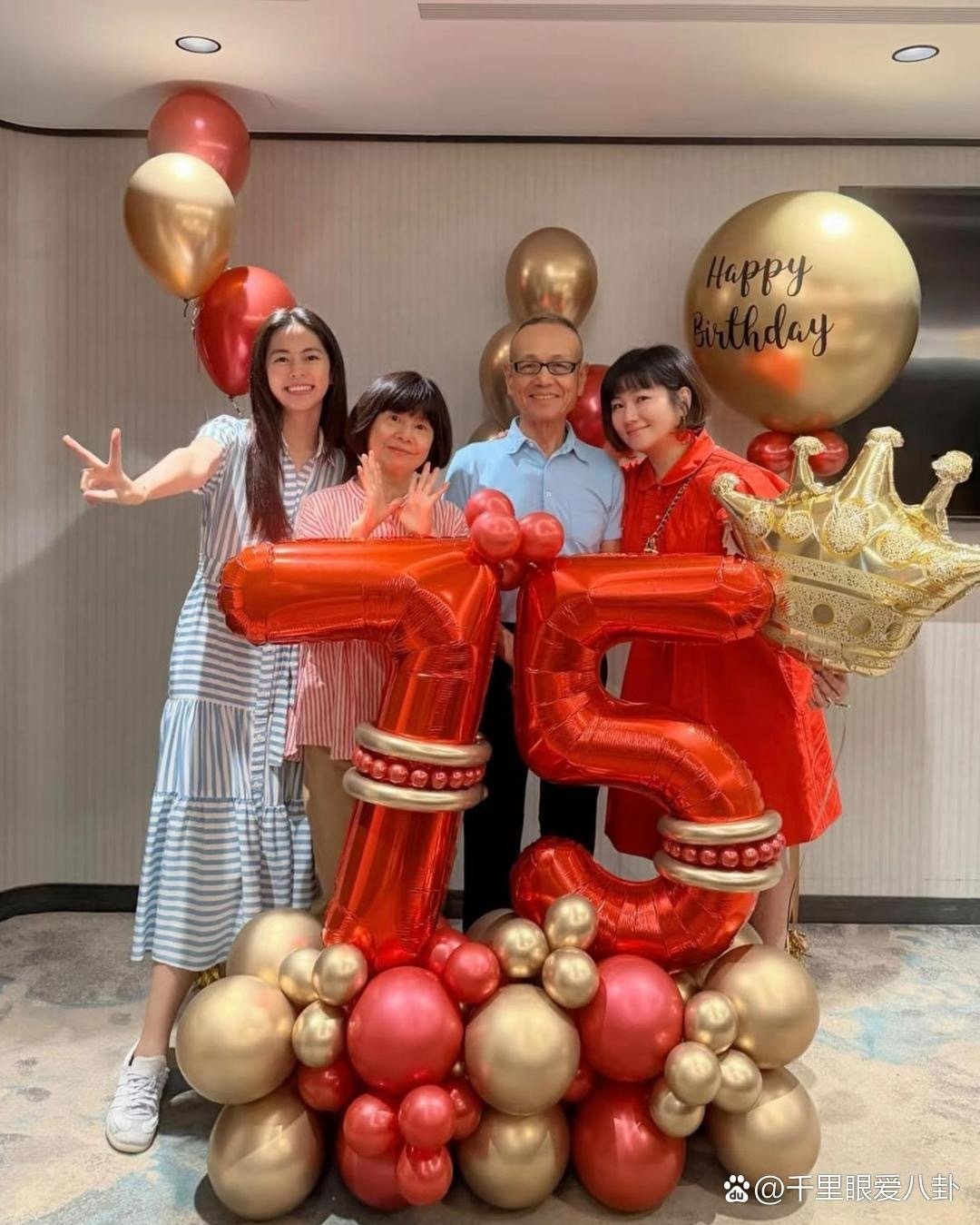 Selina任家萱为父亲庆祝75岁生日，一家四口同框。她穿着红色裙子，留着短发，身材胖了好多，脸好圆润啊，看起来大妈味好重！ ​