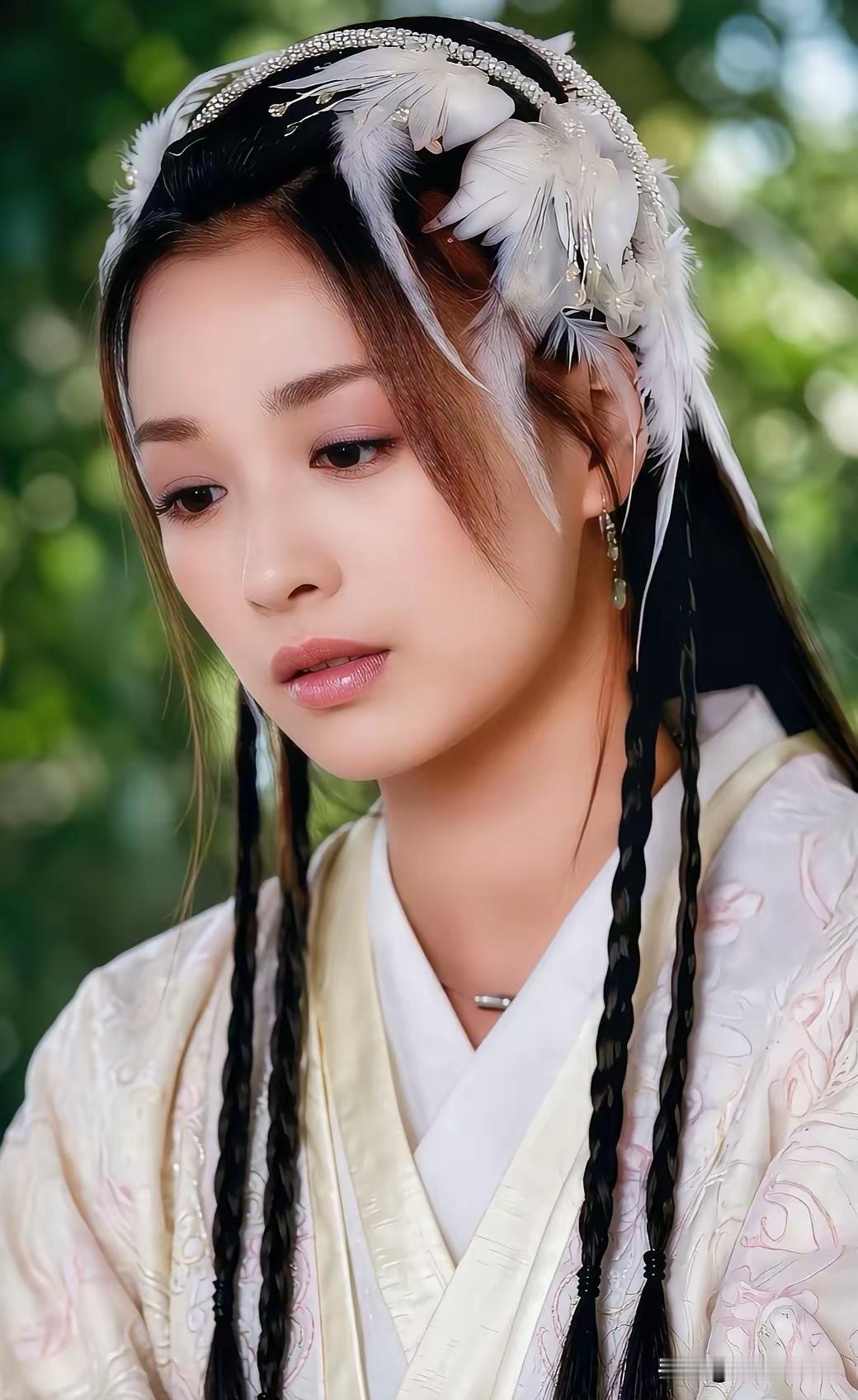 张庭真的是刻在好多人童年里的台湾酒窝美人啊，早年的古装扮相甜到能化开。
70年出生的她，早年靠一对标志性的梨涡出圈，不管是《绝色双娇》里蹦蹦跳跳的陆芊芊，还是后来挑战武则天的复杂角色，明亮大眼配着毫无攻击性的治愈笑容，演娇俏丫头灵动，演霸气女皇也藏着自带的亲和力，完全不会有违和感。