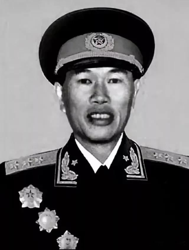 在朝鲜战场，彭德怀脾气大是出了名的，洪学智、韩先楚等人都被他骂过，邓华却是例外，浦安修曾说：“老彭脾气大，好骂人，可就是不骂邓华。”
 
这话流传很广，我们先厘清一点：这句转述出自后人回忆，并不是正式档案原文，但志愿军司令部里，彭、邓二人特殊的搭档关系，是所有亲历者都公认的事实。彭老总发火，大多是战