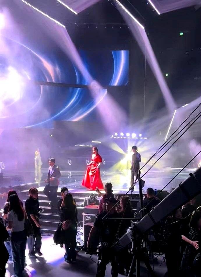 大湾区电影音乐晚会上，林心如、苏有朋和古巨基一合体，不少70后、80后直接看破防了
 

林心如穿一件喜庆的红衬衫裙，黑色细腰带一扎，高马尾配上精致妆容，腰身细得跟当年演如萍时没两样
 

旁边苏有朋白衬衫叠穿灰西装，古巨基一身蓝衬衫搭灰色坎肩，脚踩黑皮鞋，往那一站神采奕奕，半点中年人的油腻味都找不