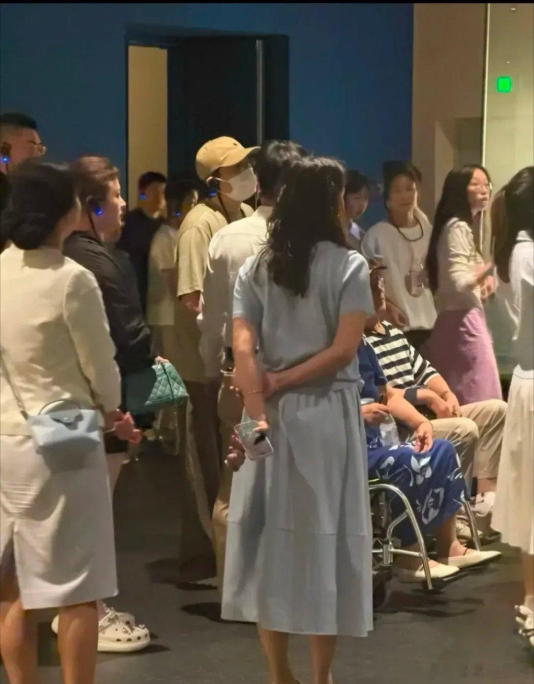 沈腾在成都路演之余，带着全家逛三星堆博物馆被路人偶遇。
沈腾捂得严严实实，帽子口罩把脸遮住，穿搭简单低调。妻子王琦素颜现身，丸子头配休闲穿搭，脚踩洞洞鞋，肉眼可见瘦了很多，皮肤白皙状态很好。
 
难得的是，考虑到父母腿脚不好，专门备好轮椅陪同参观。台上是搞笑的喜剧大咖，台下回归普通家 ​
