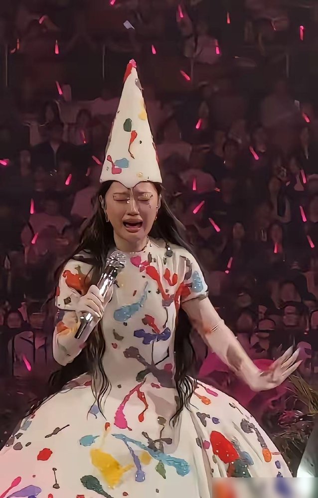 华晨宇官宣南京最后六场，单依纯那边无锡站也开票了。一个把演唱会干成了带机械柱和水幕的“火星乐园”，一个穿着高定在湾区晚会独唱新歌。你再翻出他俩选秀时期的照片看看，一个抱着吉他唱《无字歌》的社恐男孩，一个扎马尾翻唱《永不失联的爱》的邻家妹。现在呢，法师和神婆，网友这俩词儿起得真够损的。但话说回来，能把