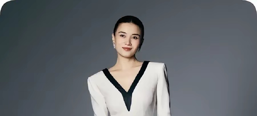 宋佳二封金鹰视后却被骂“预制”，开奖前十分钟通稿泄露，壹心一家拿走三个演员奖，10月9日飞天奖要是再给她，这奖还怎么让人信？
9月29日长沙金鹰奖现场，最佳女主角的名字还攥在开奖嘉宾手里，离正式公布还有十来分钟，网上已经有媒体把恭喜宋佳拿视后的通稿发出去了，不到一分钟又火速删掉
这操作直 ​