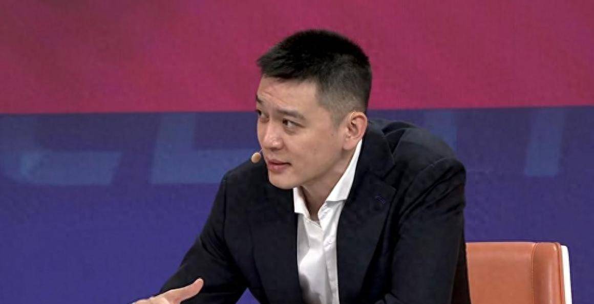 上海男篮开赛两连胜，全队上下正乐呵着，杨鸣却在解说席上直接开火了。他直言不讳地表示，这支卫冕冠军想要蝉联，难度超乎想象。别看现在的连胜风光，上海队最大的危机其实藏在还没露面的防守短板里，特别是内线。

两连胜的对手是谁，赢得多轻松，现在说这个意义不大。

关键在于，上海这个赛季的外援配置，和上赛季比