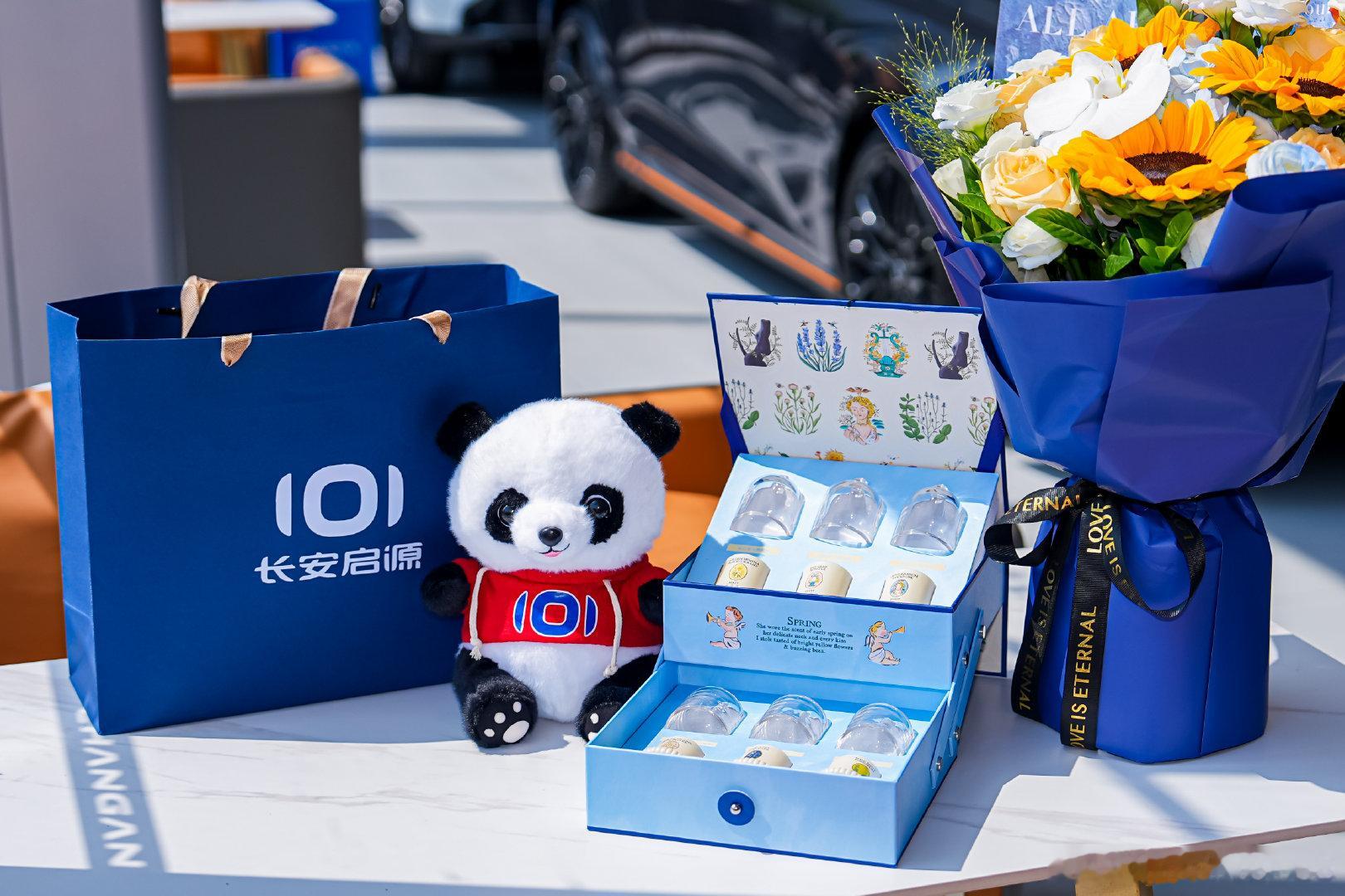 董事长变身交车小哥，长安汽车启源Q06交车现场
启源Q06上市直接火出圈，董事长亲自下场交车，面对面和用户沟通。
搭载天枢领航，实力在线，现场不忘贴心提醒，辅助驾驶只是帮手，开车可不能掉以轻心。

#长安汽车##中国长安汽车董事长为启源Q06用户交车##启源Q06##天枢领航# ​